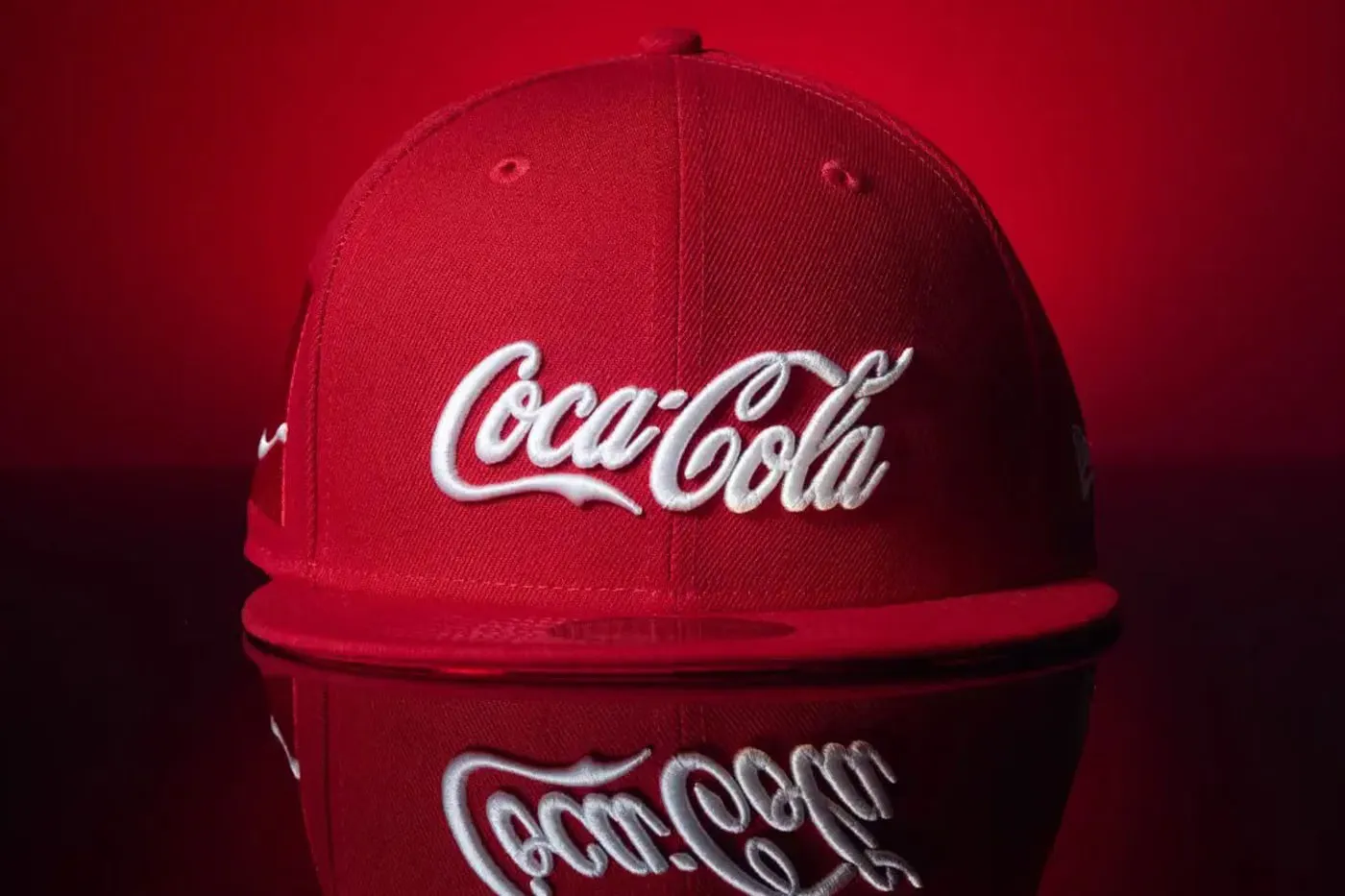 Coca-Cola 携手 New Era 与 Kosuke Kawamura 推出联名帽饰及服装系列