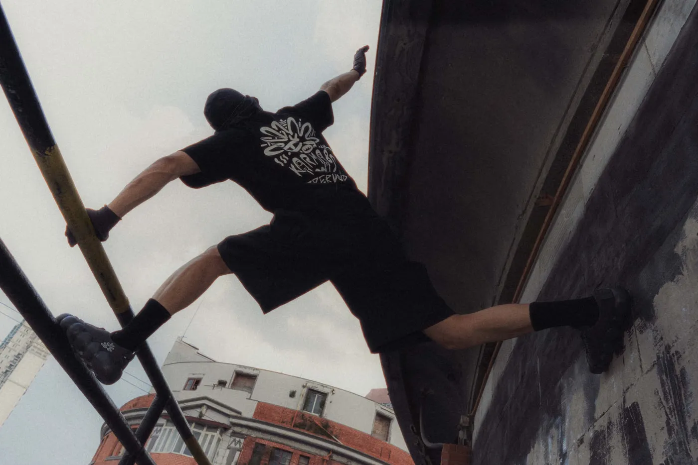 UPPERVOID × KARMA8A「SEND IT」街头抱石联名系列发布