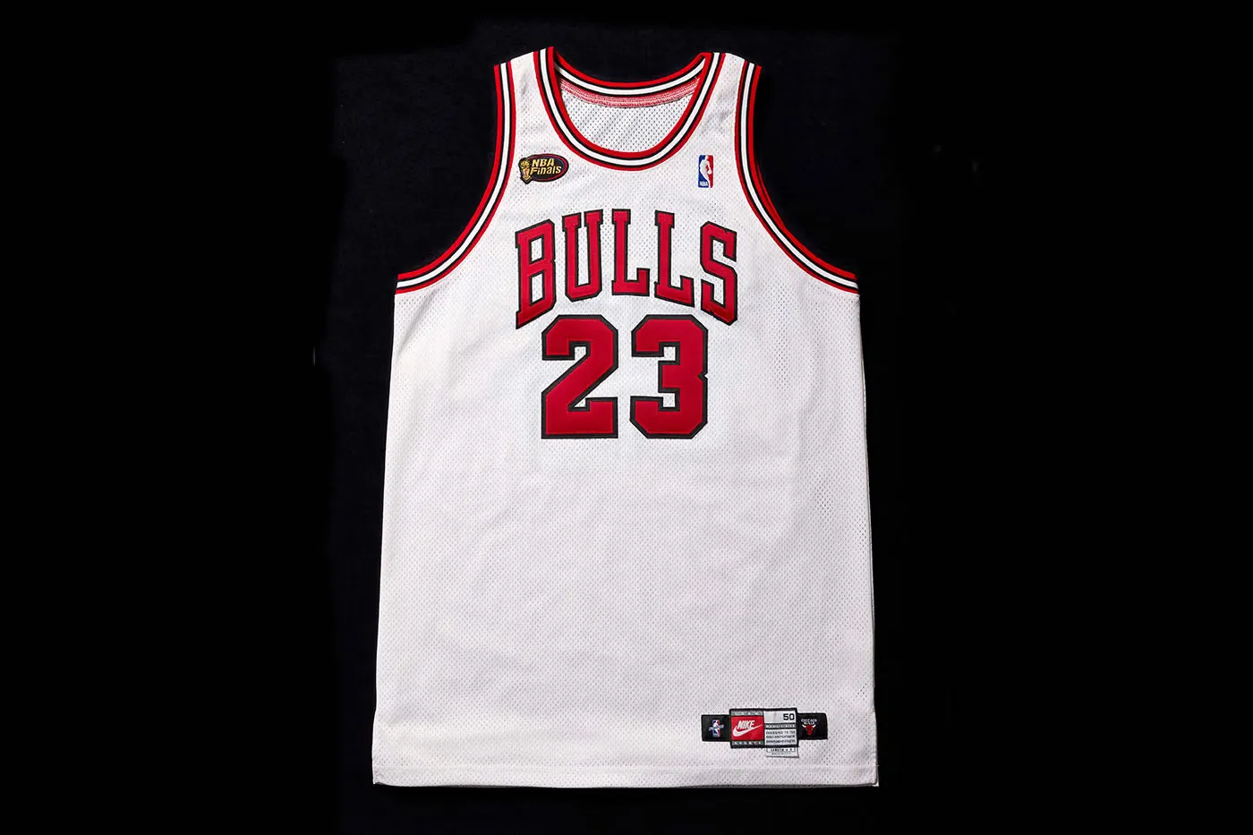 Michael Jordan 1998 年 NBA 总决赛第 3 场球衣以破纪录 1,226 万美元天价成交