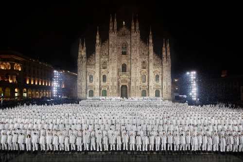 Moncler 70 周年庆典揭幕！700 名舞者、952 名模特齐聚米兰时装周