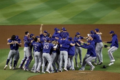 终结 62 年冠军荒！Texas Rangers 5：0 完封 Arizona Diamondbacks 首获 MLB 世界大赛冠军