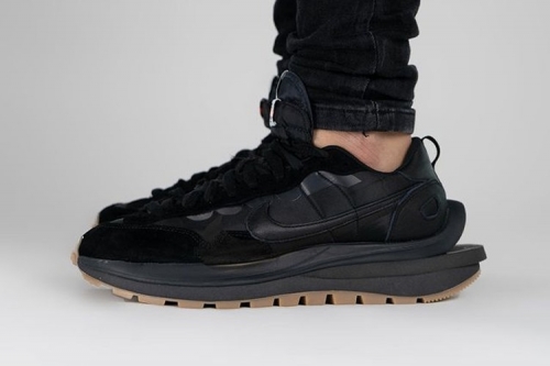 率先近赏 sacai × Nike Vaporwaffle 全新黑魂配色「Black/Gum」鞋款