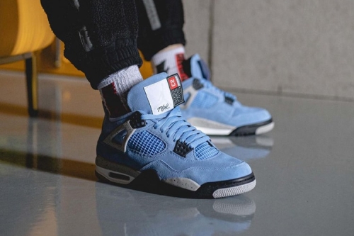 率先近赏 Air Jordan 4 全新配色「University Blue」鞋款