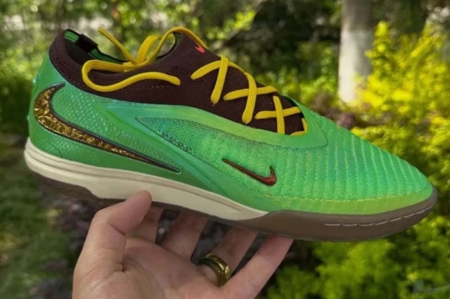 Travis Scott × Nike Phantom 6 Low Elite IV2037-900 球鞋详解｜多色金属配色 室内足球限定联乘