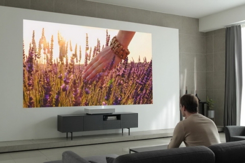 LG 的新激光 4K 投影机可以从 18 公分远处投出 120 吋大的画面