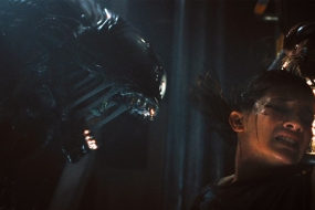 Ridley Scott 监制、Federico Alvarez 执导《异形：罗穆路斯》最新预告恐惧来袭