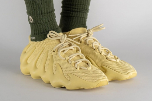 率先近赏 adidas YEEZY 450 全新配色「Sulfur」鞋款上脚图辑