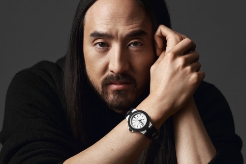 BVLGARI 携手 Steve Aoki 推出全新铝合金物料别注表款