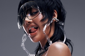 BLACKPINK Lisa 首张单曲《Rockstar》全新形象率先公开
