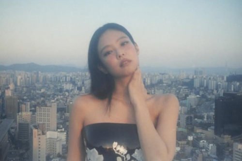 Jennie 最新单曲《Seoul City》MV 正式公开
