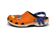 《Dragon Ball Z》× Crocs Classic Clog 最新联名配色「Goku」鞋款发布