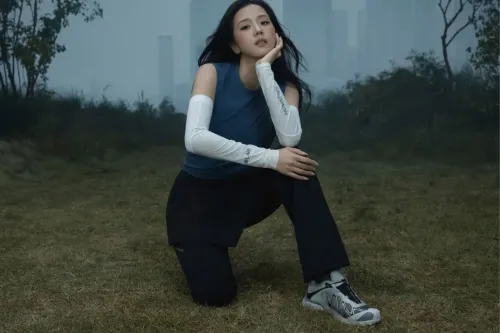 BLACKPINK 成员 JISOO 亮相首个 Salomon 广告企划