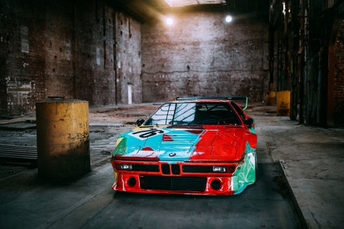 名画后最新受害者，环保人士将大量面粉撒在 Andy Warhols 设计 BMW M1 艺术车上