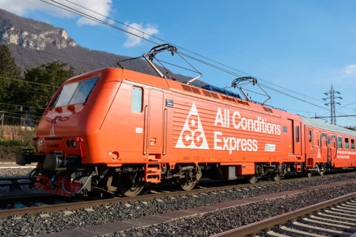 Nike ACG 推出「All Conditions Express」机能移动基地营列车