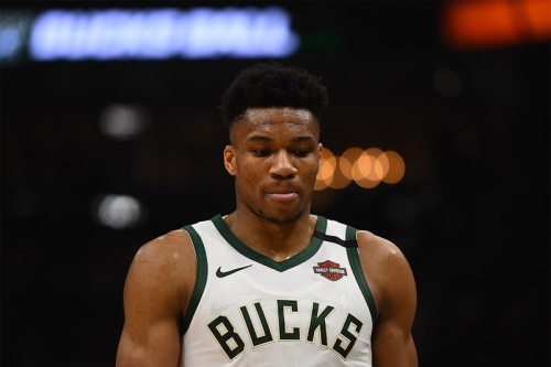 Giannis Antetokounmpo 取消 Milwaukee Bucks 和全体队友 Instagram 追踪