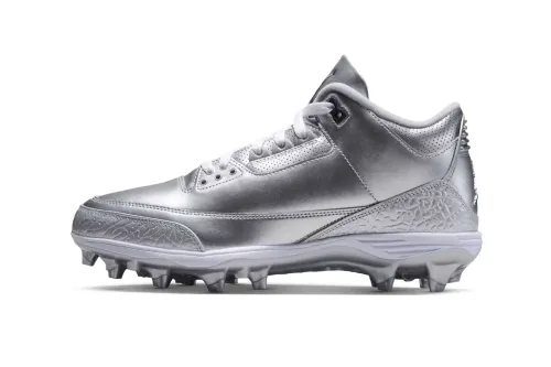 Jordan Brand 将 Air Jordan 3 Mid TD「Metallic Silver」钉鞋带到美式足球场