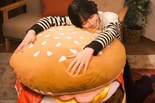 McDonald's Japan 推出阔达近 70 厘米的月见汉堡毛绒玩偶
