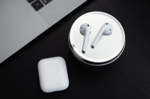 一举两得？！据悉 Apple 正考虑明年将 iPhone 及 AirPods 捆绑出售