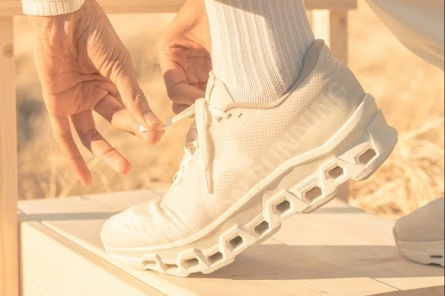 INVINCIBLE × On Cloudmonster 2 首度联名鞋款「Deconstructed Perfection」登场