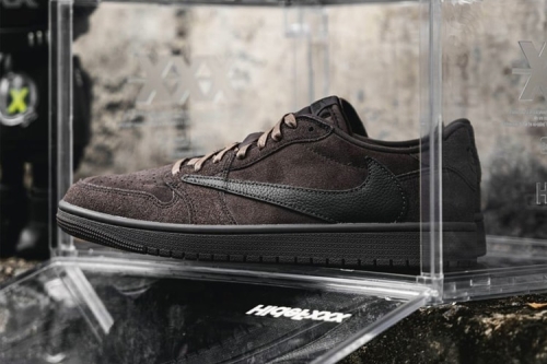 率先近赏 Travis Scott × Air Jordan 1 Low OG 最新联名配色「Velvet Brown」鞋款