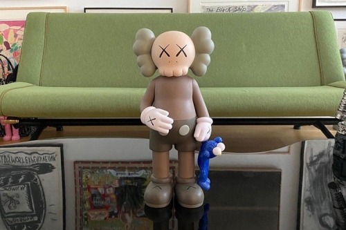 一波新作！KAWS 抢先曝光新一枚「SHARE」Companion 搪胶模型