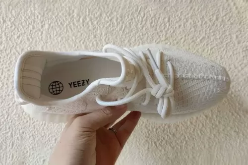 消息称 adidas 与 Kanye West 达成销售 YEEZY 库存鞋款的新合作协议