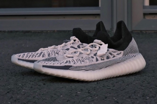 率先预览 adidas YEEZY BOOST 350 V2 CMPCT 最新配色「Panda」鞋款