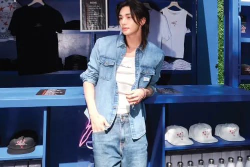Hyunjin 登陆 GUESS JEANS Melrose,启动周末限定全面接管