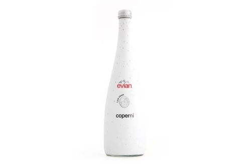 Evian 携手 Coperni 打造全新联名玻璃瓶装水