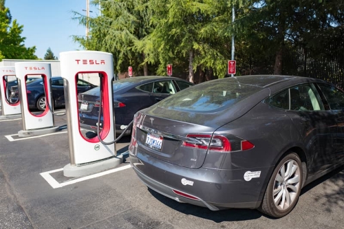 特斯拉 Tesla 专利曝光：拖车挂载双电池「续航增程」系统详情