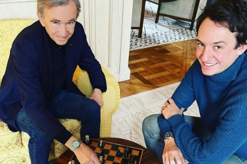 LVMH 总裁 Bernard Arnault 展示全球唯一 Patek Philippe Tiffany Blue Nautilus 5740 表款