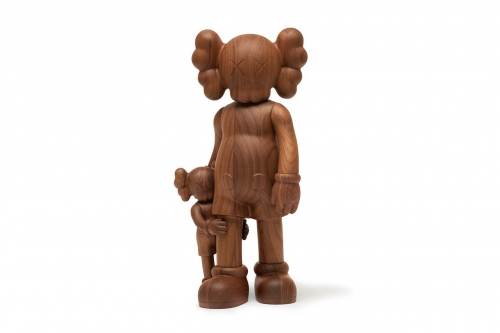 KAWS 要价 $15,200 美金「Good Intentions」木制雕塑正式登场