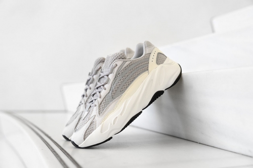 adidas YEEZY BOOST 700 V2 人气反光配色「Static」鞋款正式登场