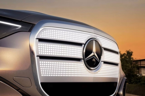 Mercedes-Benz 纯电版 GLC 首度曝光，发光玻璃格栅掀起讨论