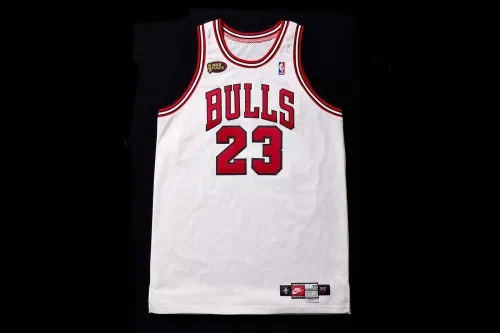Michael Jordan 1998 年 NBA 总决赛第 3 场球衣以破纪录 1,226 万美元天价成交