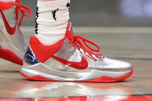 Caitlin Clark 首次着用 Nike Kobe 5 Protro 个人 PE 配色「Rookie of the Year」鞋款