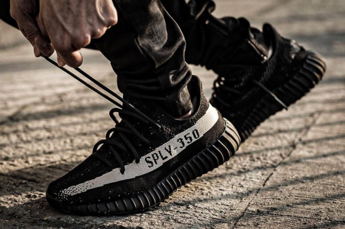 adidas YEEZY BOOST 350 V2 人气配色「Oreo」鞋款即将回归补货上架