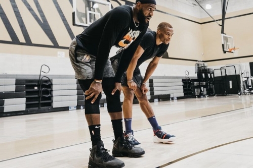 LeBron James 著用最新战靴 Nike LeBron 19 与新队友 Russell Westbrook 一同训练