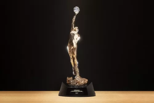 率先近赏 NBA 全新常规赛 MVP 奖杯「The Michael Jordan Trophy」