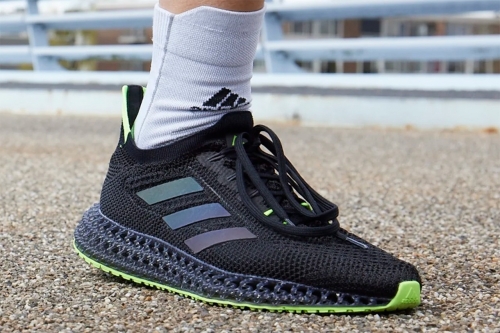 adidas 革命性跑鞋 4DFWD 全新配色「Core Black」鞋款发布