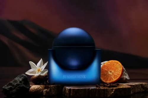 Drake 品牌 Better World Fragrance House 推出首款香水 Summer Mink