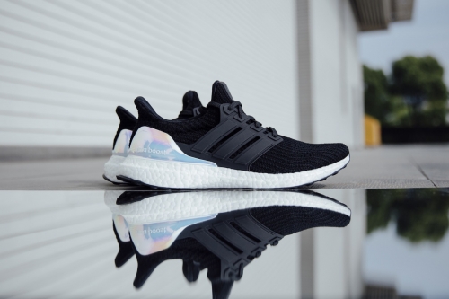 adidas UltraBOOST 4.0 全新「Iridescent」别注系列鞋款上架