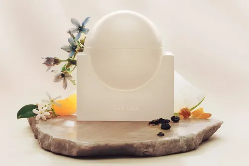 Drake 推出全新「Cloudar」香水,扩展 Better World Fragrance House 香氛版图