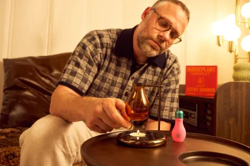 Seth Rogen 品牌 Houseplant × Droplet 推出「Scent Burner」:悬浮于茶蜡上的手工吹制琥珀玻璃