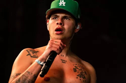 英国饶舌歌手 Slowthai 出庭否认两起强奸指控