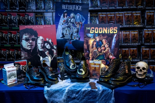 DR. MARTENS 携手 WARNER BROS 打造全新合作系列