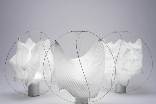 Issey Miyake 将标志性褶皱美学带进家居空间