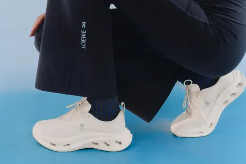 LOEWE × On「Cloudsolo Hiker」与「Cloudtilt Cosmic」联名鞋款登场:翻山越岭,漫步云端