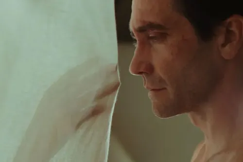 Jake Gyllenhaal 在 M. Night Shyamalan《Remain》揭开海岸谜团