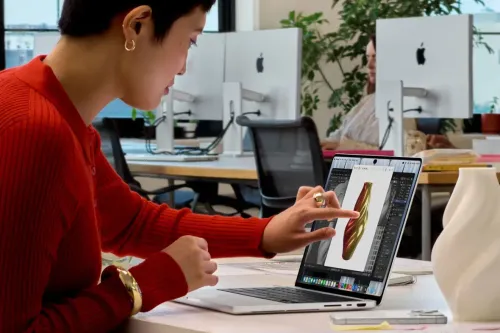 Apple 苹果发布首款配备 PROLED XDR 显示屏的触控 MacBook Pro